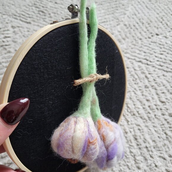 Vegetables on Embroidery Hoops | Handmade | Wool Needle Felting 1 Piece: Garlic - Picture 6 of 10